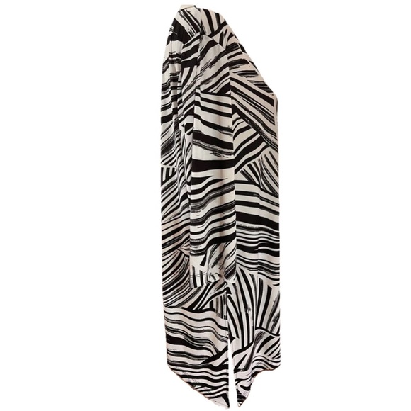 Abstract Print Asymmetrical Hem Tunic Top Artsy Flowy Made in USA Sz XL Chico’s - Picture 2 of 9